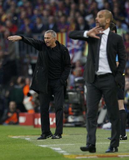 Mourinho gesticula en el área técnica durante el último clásico en el Camp Nou (1-2).