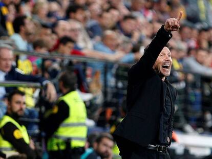 Simeone da instrucciones durante el último Villarreal-Atlético.