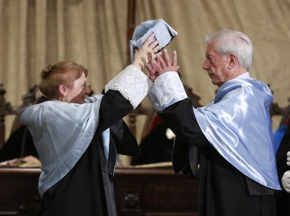 El escritor peruano Mario Vargas Llosa es nombrado Doctor Honoris Causa por la Universidad de Salamanca, actuando como madrina Carmen Ruiz Barrionuevo.