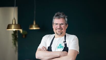 Isaac Monzó, el cocinero y propietario del restaurante Cal Trumfo, en La Torre de Oristà, en la comarca del Lluçanès.