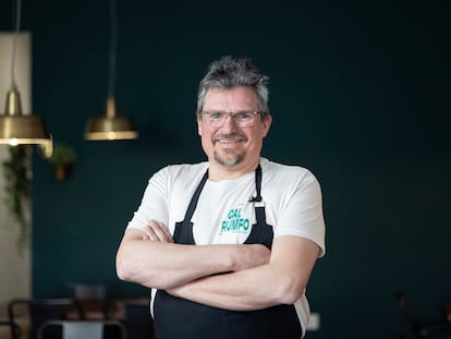 Isaac Monzó, el cocinero y propietario del restaurante Cal Trumfo, en La Torre de Oristà, en la comarca del Lluçanès.