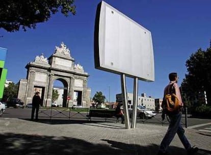 Uno de los nuevos chirimbolos, instalado junto a la Puerta de Toledo.