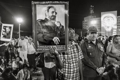 Habitantes de La Habana portan retratos de Fidel Castro. Díaz Burgos estuvo en el Malecón para ver salir los restos del guerrillero hasta su traslado a Santiago de Cuba.