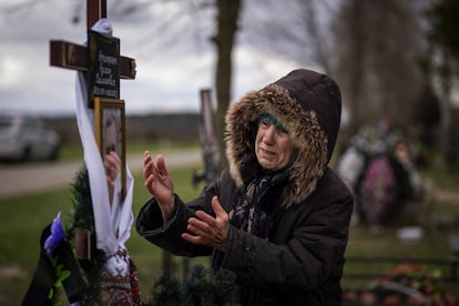 Una mujer llora durante el funeral de su hijo asesinado por el ejército ruso en Kiev, Ucrania