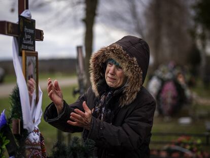 Valentyna, de 77 años, llora en la tumba de su hijo Ruslan, de 47 años, durante su funeral en el cementerio de Bucha, en las afueras de Kiev, el lunes 18 de abril de 2022.