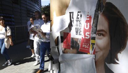 Uno de los carteles electorales de Ada Colau cerca de la plaza de las Glòries.