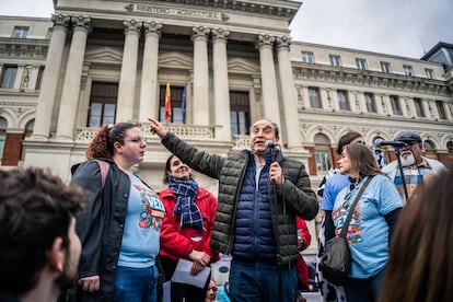 Manuel Martínez, presidente de la Federación Estatal de Sindicatos Veterinarios (FESVET), toma la palabra frente al Ministerio de Agricultura.