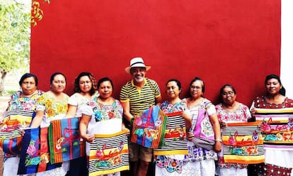 Christian Louboutin junto a unas artesanas mexicanas.