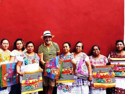 Christian Louboutin junto a unas artesanas mexicanas.