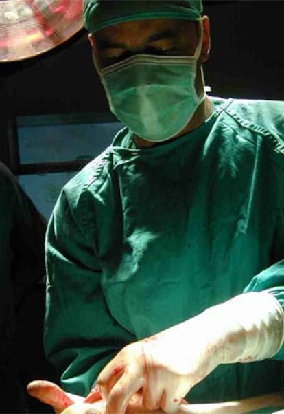 El cirujano plástico Jorge Fernández Delgado, en una operación para implantar una prótesis mamaria.