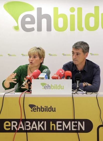 Los portavoces de EH Bildu Rebeka Ubera y Oskar Matute.