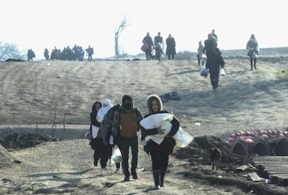 Refugiados caminan desde Macedonia al campamento de aceptación temporal de Miratovac, en Serbia y Macedonia.