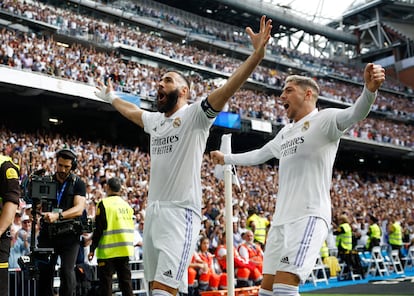 Benzema (a la izquierda) celebra el primer gol con Valverde.