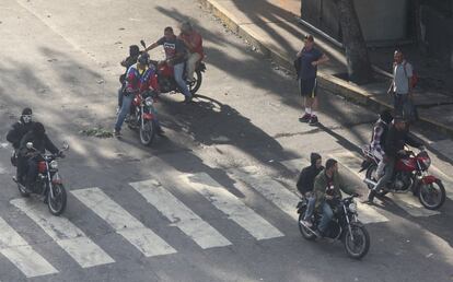 O grupo de choque armado abandona o local do protesto.