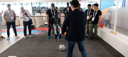 Dennis Hong, founder of RoMeLa, playing soccer with Artemis at the Gitex in Dubai.