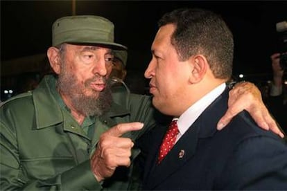 Fidel Castro y Hugo Chávez, ayer a la llegada del mandatario venezolano a La Habana.