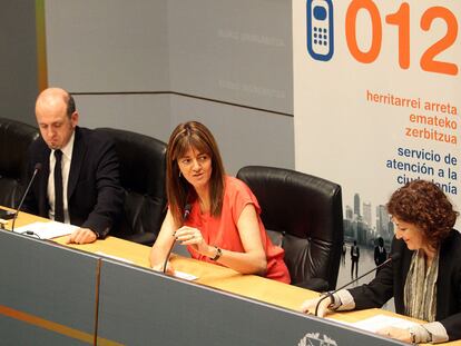 Idoia Mendia, en el centro de la imagen, durante la presentación del balance de Zuzenean ayer en Bilbao.