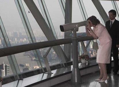 La reina Sofía observa las vistas de Shanghai desde la torre de comunicaciones de la ciudad.