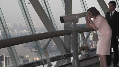 La reina Sofía observa las vistas de Shanghai desde la torre de comunicaciones de la ciudad.