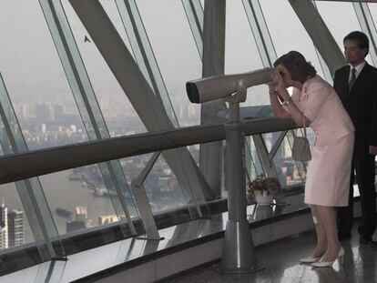 La reina Sofía observa las vistas de Shanghai desde la torre de comunicaciones de la ciudad.
