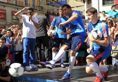 Casillas, Arbeloa y Xabi Alonso, durante el acto en Callao.