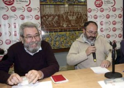 Los secretarios general y regional de UGT, Cándido Méndez (i) y Carlos Pedrosa, respectivamente, durante el acto que el sindicato ha celebrado hoy en las instalaciones de la UNED en Talavera de la Reina, en Toledo.