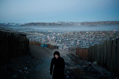 Vista de la barriada de Gher, en Ulan Bator. La mitad de la población en Mongolia vive en la capital, que cuenta con más de un millón de habitantes. La mitad de ellos viven en el barrio desarrollado en torno a la ciudad conocida como "Gher Distrito", que toma su nombre de la tradicional tienda de Mongolia llamado gher. En los últimos 20 años, la población de la capital se ha duplicado, incrementándose el desempleo, la pobreza y la precariedad. El Distrito Gher se ha desarrollado sin ningún tipo de planificación urbana, carente de agua corriente y electricidad. La mayoría de sus nuevos habitantes son analfabetos y sin preparación para asumir cualquier ningún tipo de trabajo.