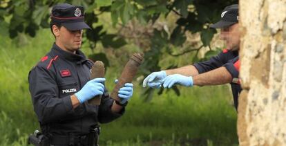 La Ertzaintza retira los artefactos explosivos de la casa de Alfredo Irusta en Muskiz.