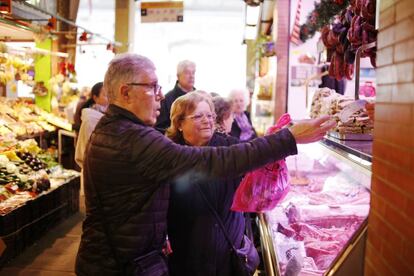 Joaqu&iacute;n y Antonia, jubilados, compran hoy en el Mercado de Triana.