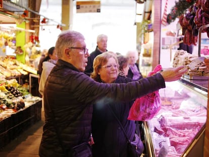 Joaqu&iacute;n y Antonia, jubilados, compran hoy en el Mercado de Triana.