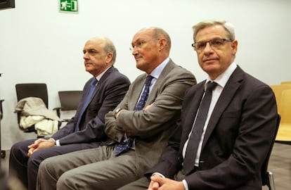 Tomás García Montes, ex director general de la entidad bancaria; Francisco Javier Alfaro Navarro (en el centro), subdirector de la CAI y hombre de confianza del primero; y Ramón Marrero Gómez (en primer plano), responsable de varias participadas por la inmobiliaria de la caja.