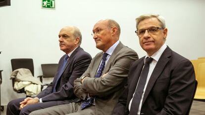 Tomás García Montes, ex director general de la entidad bancaria; Francisco Javier Alfaro Navarro (en el centro), subdirector de la CAI y hombre de confianza del primero; y Ramón Marrero Gómez (en primer plano), responsable de varias participadas por la inmobiliaria de la caja.