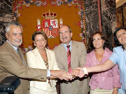 José Antonio Griñán, Magdalena Álvarez, Manuel Chaves, Carmen Calvo y Rosa Torres, ayer, en Málaga.