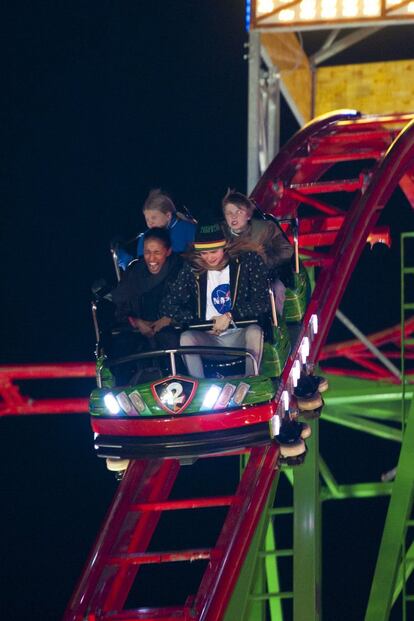 Cara Delevingne y una amiga, en el Winter Wonderland de Hyde Park de London, en 2013.