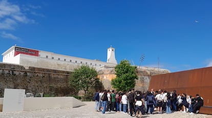 Un grupo de escolares, ante el memorial que recuerda los 2.626 presos políticos que pasaron por la cárcel de Peniche, convertida ahora en museo.