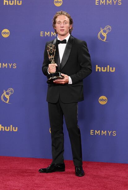 Son muchas las alegrías que 'The Bear' le ha dado al actor Jeremy Allen White. Ha ganado su segundo Emmy y tiene otros dos Globos de Oro por su papel de Carmy, un chef roto, que trata de sobrevivir a la adicción al trabajo y los traumas del pasado. “Gracias, gracias. Muchas gracias. Se me sale el corazón del pecho”, exclamó Allen White al recoger el premio, para luego agradecer al director y creador de la serie, Christopher Storer, haberle cambiado la vida. Hubo también palabras de agradecimiento al resto del reparto y a su familia. Y silencio total sobre Rosalía. Su esmoquin es de Calvin Klein.