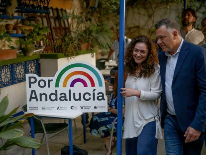 La candidata de Por Andalucía a la presidencia de la Junta, Inmaculada Nieto, y el representante de Podemos, Juan Antonio Delgado, durante la presentación de la coalición en Sevilla este miércoles.