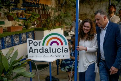 La candidata de Por Andalucía a la presidencia de la Junta, Inmaculada Nieto, y el representante de Podemos, Juan Antonio Delgado, durante la presentación de la coalición en Sevilla este miércoles.