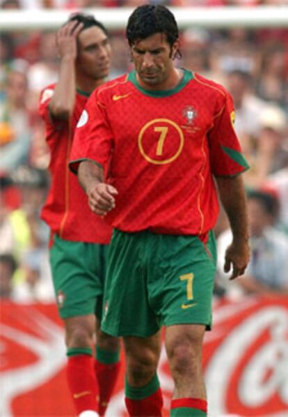 El portugués Luis Figo, compungido en un momento del partido que su equipo ha perdido 1-2 ante Grecia.