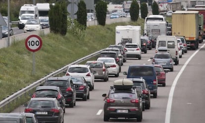 En la foto el peaje de la AP-7, en La Jonquera colapsada, en direcci&oacute;n a Francia.