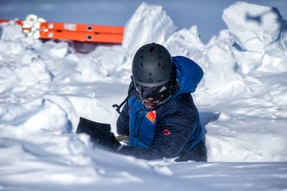 El ingeniero Sebastián Alfaro, de 31 años, cava en el hielo para instalar una nueva estación meteorológica.