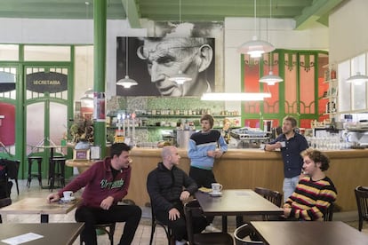 Una imatge del dramaturg presideix el bar de la nova Sala Beckett, on Aitor Galisteo-Rocher (esquerra), Blai Juanet, Nao Albet, Ferran Utzet i Pol López assagen 'Esperant Godot'.