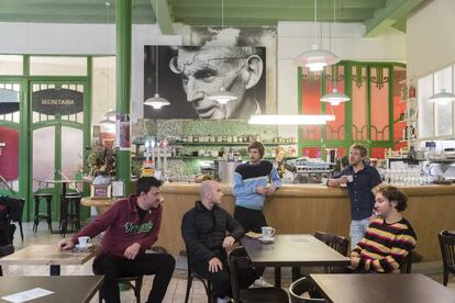 Una imatge del dramaturg presideix el bar de la nova Sala Beckett, on Aitor Galisteo-Rocher (esquerra), Blai Juanet, Nao Albet, Ferran Utzet i Pol López assagen 'Esperant Godot'.