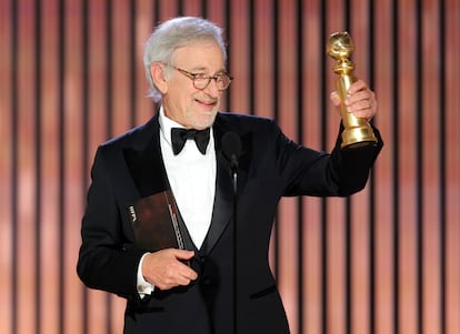 Steven Spielberg recibe el premio a mejor director.