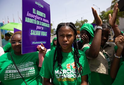 Manifestantes protestan frente al Congreso Nacional en Santo Domingo, en junio de 2024.