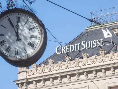 Banco suizo Credit Suisse en la plaza Paradeplatz, en Zúrich, Suiza.
