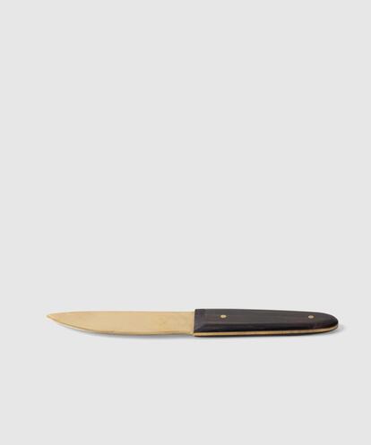 Este cuchillo forjado a mano es ideal para cortar quesos, aunque también se puede utilizar para untar. La hoja es de latón, naturalmente resistente a la corrosión, y acaba en un mango de madera de doble remache especialmente diseñado para un agarre cómodo.