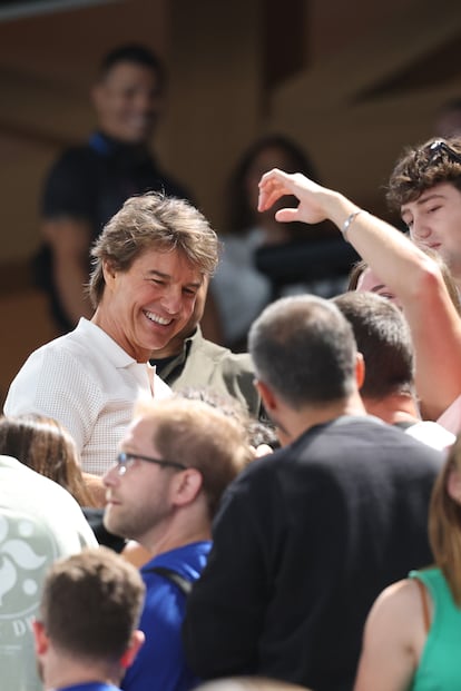 Tom Cruise ha demostrado a lo largo de su carrera profesional que el deporte forma parte de su vida cotidiana. En múltiples entrevistas, ha revelado que su secreto para mantenerse joven, es, precisamente, entrenar todos los días. En la foto, Tom Cruise saluda a sus fans a la entrada de una de las competiciones de los Juegos Olímpicos de París.