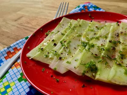 Tallo de brócoli cortado fino, ralladura de lima, aceite, sal y pimienta. 