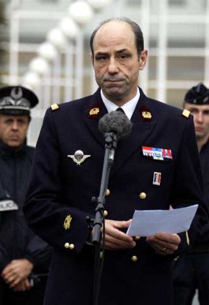 El general Estripeau, durante la rueda de prensa para dar a conocer el estado de Arafat.